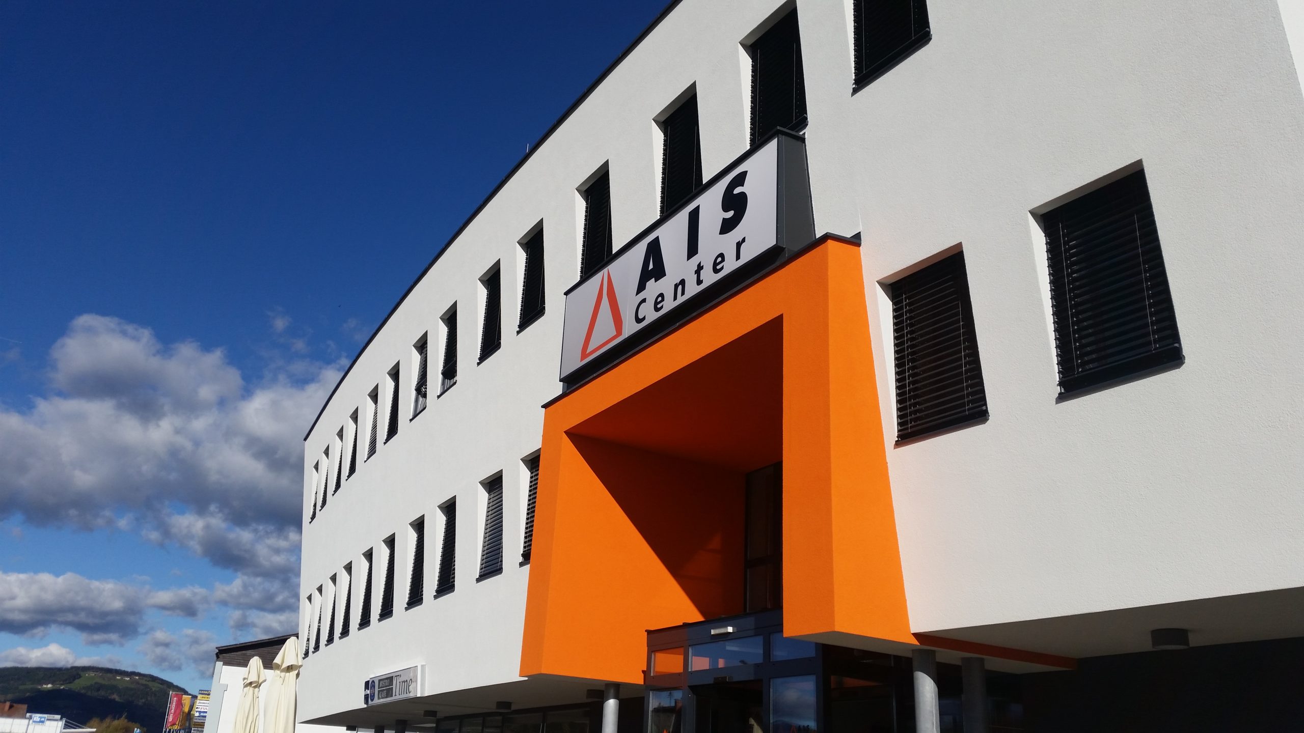 AIS Center in Wolfsberg Detailansicht und Haupteingang